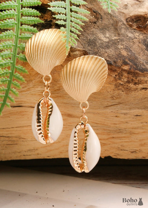Pendientes bohemios colgantes de concha natural y cauri en oro blanco.
